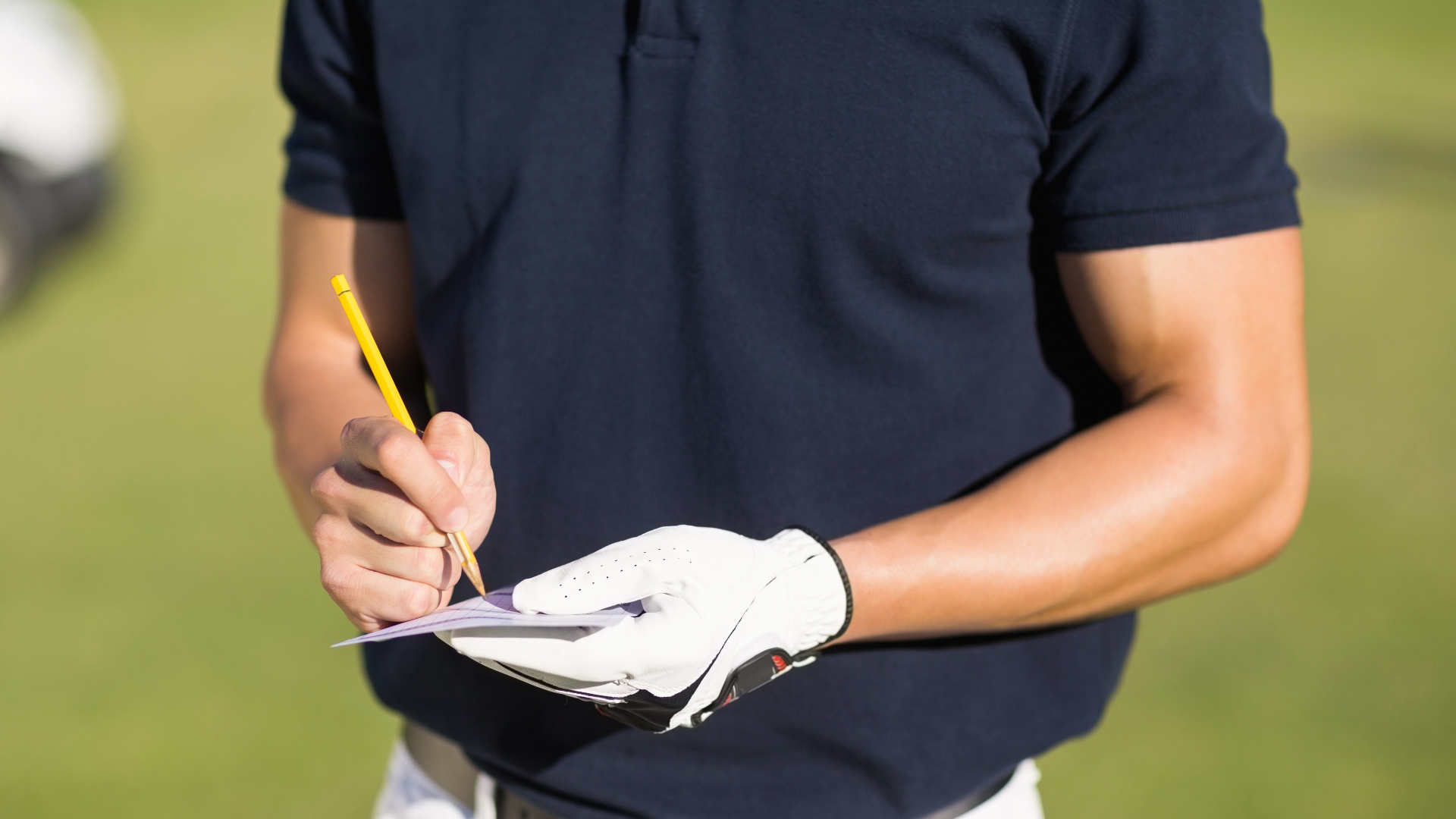 Golfer keeping score on a scorecard